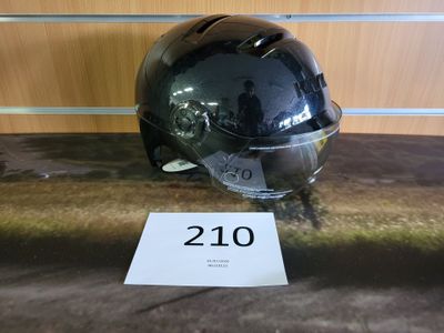 un casque posé par terre à côté d'un panneau