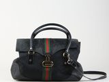 un sac à main noir orné d'une bande verte, rouge et verte