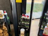 une vitrine contenant toute une gamme de produits