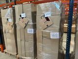 de nombreuses piles de cartons sur les palettes dans l'entrepôt