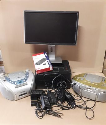 un bureau sur lequel se trouvent un ordinateur, une imprimante, un lecteur CD et d'autres appareils électroniques