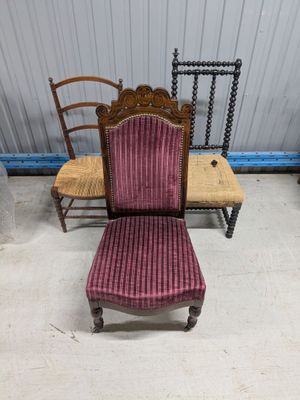 Chaise basse dite de nourrice en bois et placage a décor de …