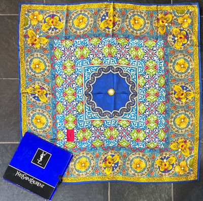YVES SAINT LAURENT. Carré en twill de soie imprimée à décor …