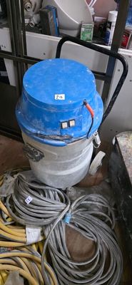 UN ASPIRATEUR DE CHANTIER SANS MARQUE APPARENTE INCOMPLET NON TESTE EN