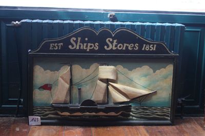une photo d'un bateau exposée dans un magasin