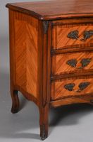 Commode en bois marqueté à façade galbée, ouvrant par trois … (photo 3)