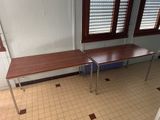 deux tables et un banc dans un coin de la pièce