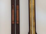 deux horloges accrochées au mur l'une à côté de l'autre