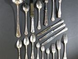 beaucoup de cuillères et de fourchettes en argent sur la table