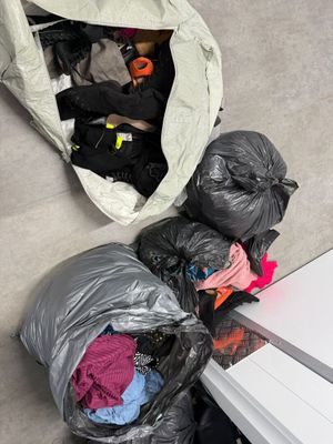 BOX composé de : 13 sacs de chaussures et sacs de vêtements …