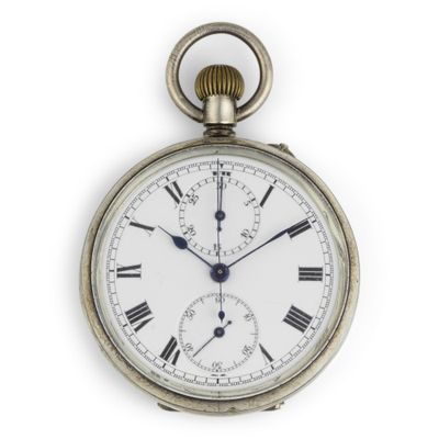une montre de poche en argent avec des chiffres romains sur le cadran