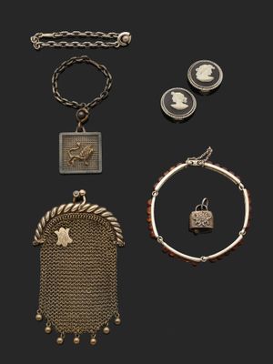 un assortiment de bijoux comprenant un collier, un bracelet et une bague