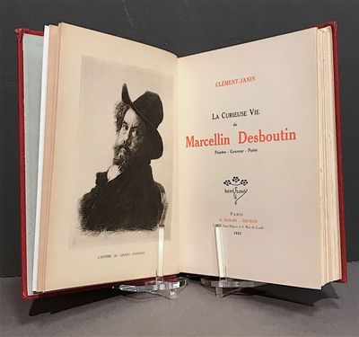 un livre ouvert sur lequel figure l'image d'un homme avec un chapeau