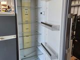 un réfrigérateur ouvert dans un entrepôt dont la porte est ouverte