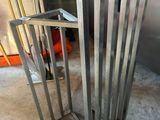 une image représentant un portail métallique dans un bâtiment