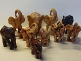 beaucoup d'éléphants en bois posés sur la table