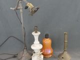 une lampe posée sur une table à côté d'autres objets