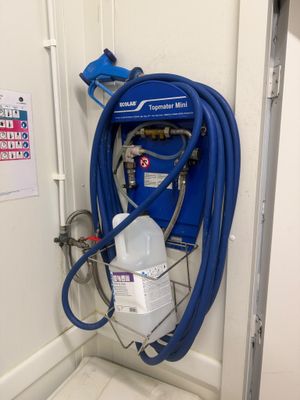 un tuyau bleu fixé au mur d'une pièce