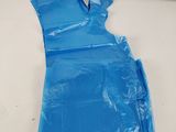 un sac en plastique bleu posé par terre près d'un mur