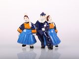 deux figurines d'un homme et d'une femme debout l'un à côté de l'autre