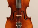 un vieux violon avec un archet sur fond blanc