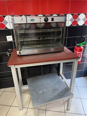 un four posé sur une table dans la cuisine