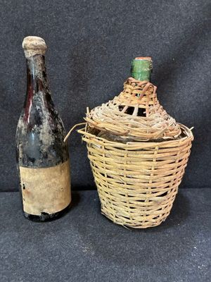deux bouteilles de vin et un panier sur la table