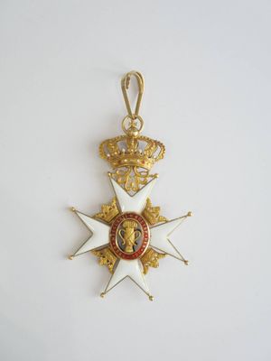 Gros plan sur une médaille surmontée d'une couronne