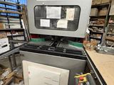 une machine qui se trouve dans une pièce remplie de cartons