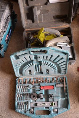 une boîte à outils bleue avec des outils sur le sol