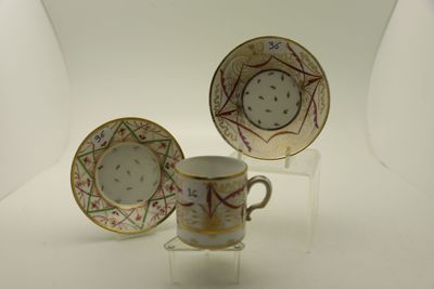 trois tasses et une soucoupe posées sur une table