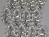 voici de très jolies fleurs en verre accrochées à un mur