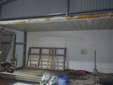 un garage dans lequel se trouvent beaucoup de meubles