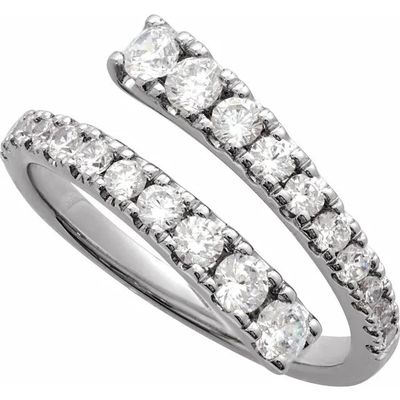 un gros plan d'une paire de bagues en diamant sur fond blanc