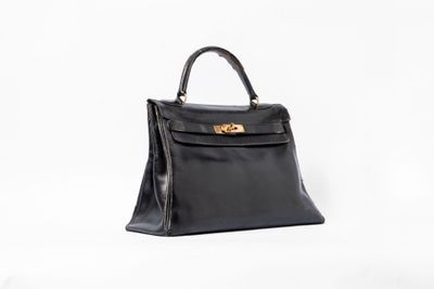 un sac à main en cuir noir sur fond blanc