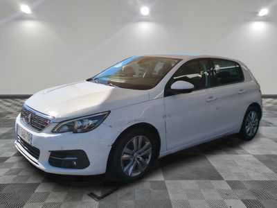 la voiture blanche est garée sur un carrelage à carreaux