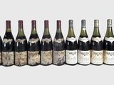 plusieurs bouteilles de vin sont alignées dans une rangée