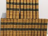 une pile de vieux livres posés les uns sur les autres