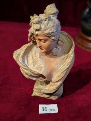 une statue de femme assise sur une table