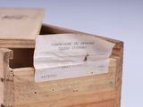 un morceau de papier qui a été placé dans une boîte en bois