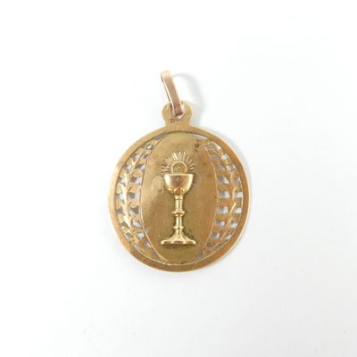 une image représentant une médaille d'or sur laquelle figure un calice