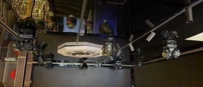 de nombreuses lumières suspendues au plafond