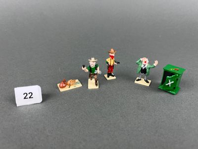 trois figurines représentant un homme et une femme armés, ainsi qu'une boîte verte