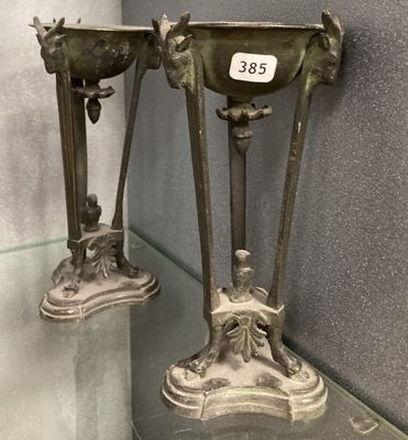 deux vases exposés dans une vitrine