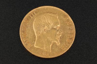 gros plan d'une pièce d'or avec un visage de femme