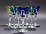 six verres à vin sont alignés sur une surface grise