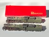 deux petits trains assis l'un à côté de l'autre sur une table