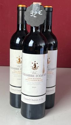 plusieurs bouteilles de vin sont alignées sur un comptoir