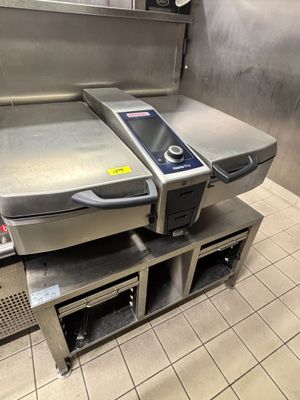 une photo d'un four à pizza professionnel dans une cuisine professionnelle