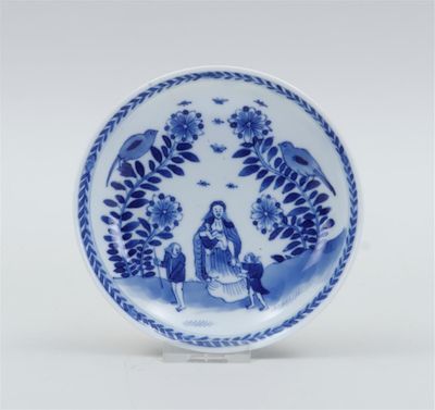 une image représentant une assiette bleue et blanche sur laquelle figure une femme assise sur un banc